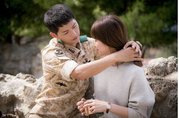 太陽の末裔髪の毛を結うシーン