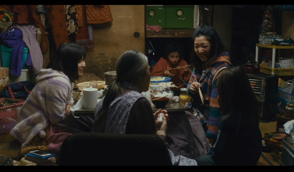 万引き家族の食事シーン