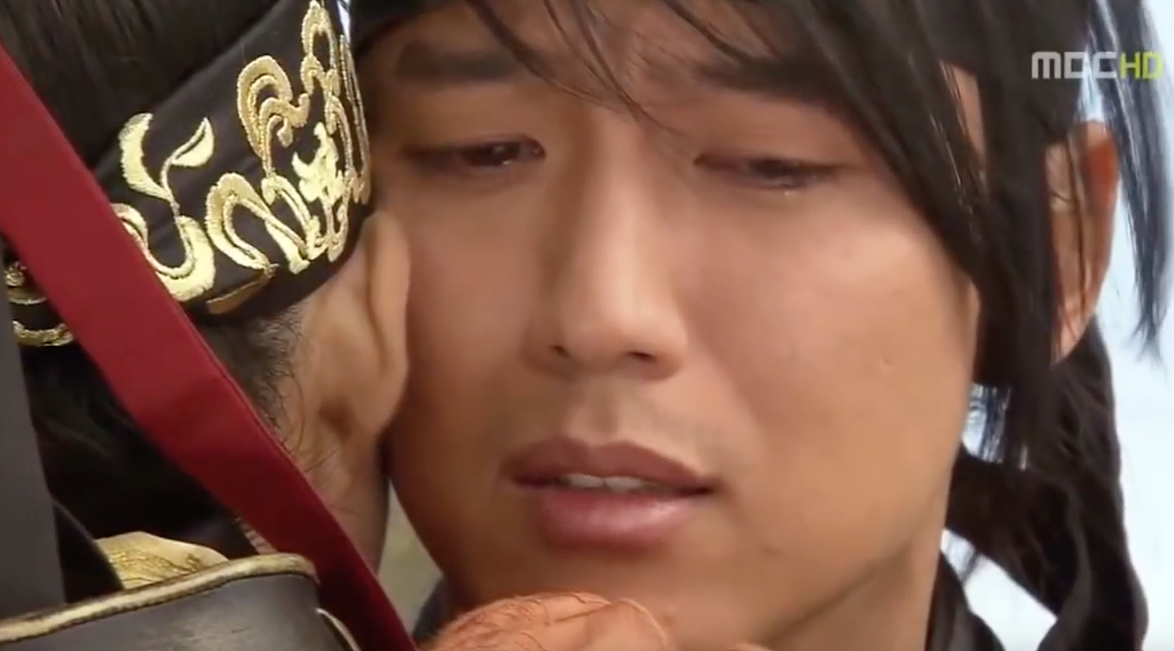 ピダムを慰めるトンマン